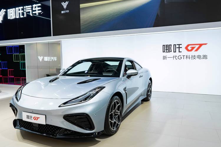 重庆144哪吒汽车在智能汽车领域的表现，领途汽车在新能源汽车市场中的影响力